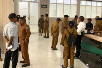 Puluhan Kades saat mendatangi Kantor Bupati Halmahera Selatan. Sumber : tribunternate.com