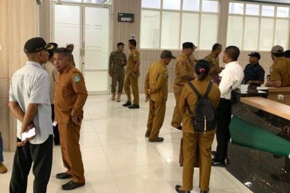 Puluhan Kades saat mendatangi Kantor Bupati Halmahera Selatan. Sumber : tribunternate.com