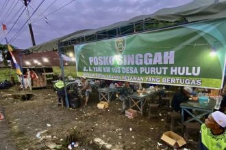 Suasana Posko Desa Purut Hulu yang menyediakan berbagai jenis hidangan makanan gratis bagi para jamaah Haul. Sumber: Antara