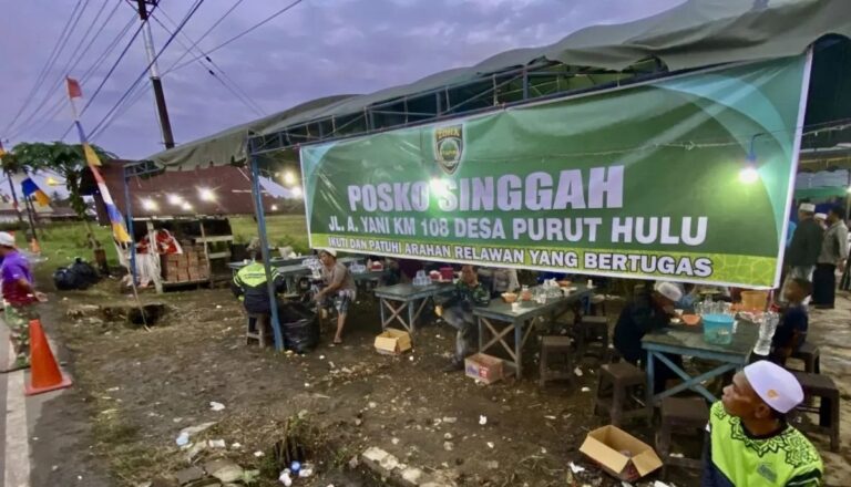 Suasana Posko Desa Purut Hulu yang menyediakan berbagai jenis hidangan makanan gratis bagi para jamaah Haul. Sumber: Antara