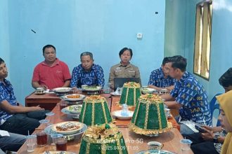 Kegiatan rapat internal Pemerintah Desa Pujananting. Sumber: Kolomdesa.com.