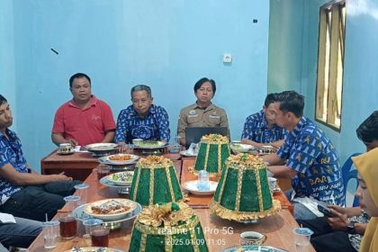 Kegiatan rapat internal Pemerintah Desa Pujananting. Sumber: Kolomdesa.com.