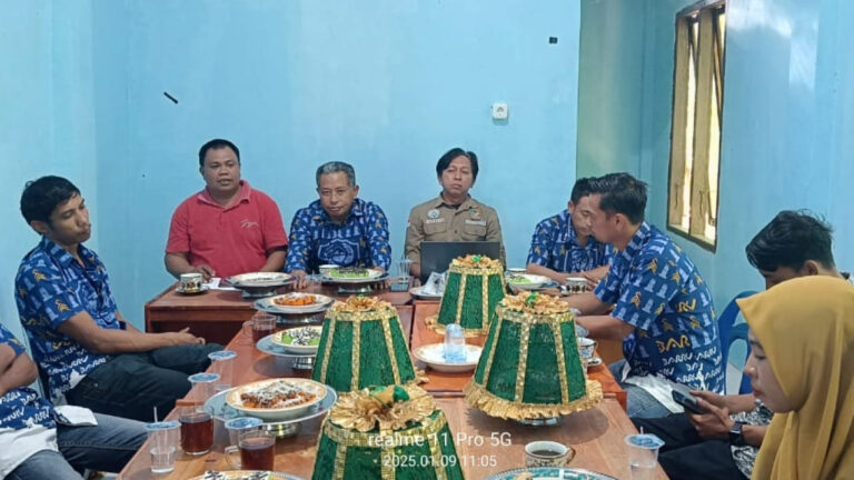 Kegiatan rapat internal Pemerintah Desa Pujananting. Sumber: Kolomdesa.com.