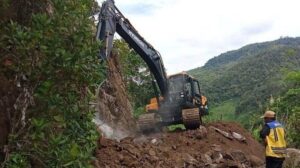 Proses pembersihan material longsor jalan penghubung empat desa di Kabupaten Mamuju. Sumber: TribunSulbar.com