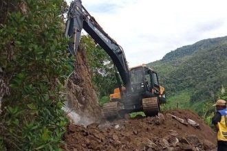Proses pembersihan material longsor jalan penghubung empat desa di Kabupaten Mamuju. Sumber: TribunSulbar.com