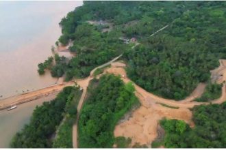 Kondisi sungai di Desa Pu'ununu yang tercemar aktivitas tambang. Sumber: bombana.com