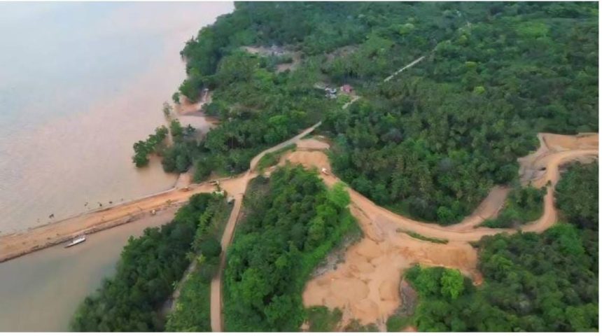 Kondisi sungai di Desa Pu'ununu yang tercemar aktivitas tambang. Sumber: bombana.com