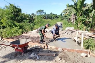 Babinsa Koramil bersama warga Kampung Biha gotong royong bangun jembatan. Sumber : Nabire.net