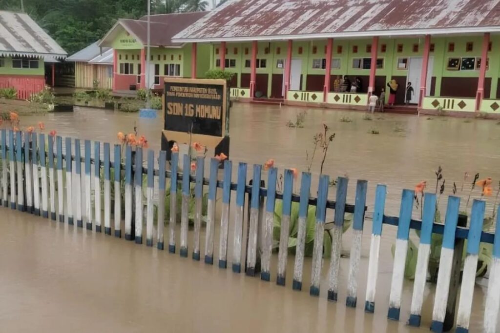 Kondisi banjir di salah satu SD di Desa Pinamula. Sumber: Antara.com