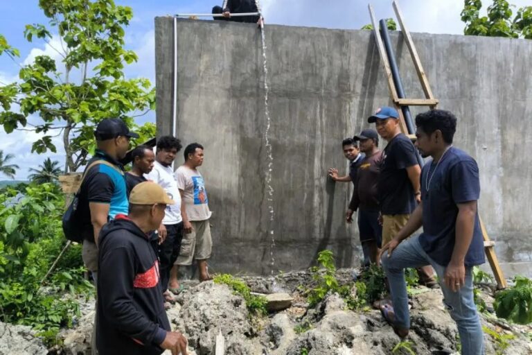 Bantuan infrastruktur air bersih berupa sumur bor di Desa Lowu-Lowu. Sumber: Antara.com