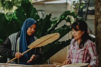 Pengrajin Grandis Home Decor. Sumber: Nesya Grandis Home