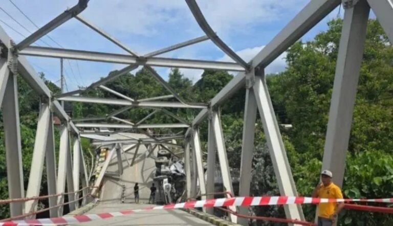 Kondisi jembatan di Desa Busi yang ambruk setelah ditabrak truk molen. Sumber: Antara Kaltim