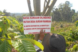 Penanda Batas Kawasan Dilindungi Hutan Desa Durian Rambun. Sumber foto: Dokumentasi M. Abton