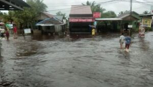 Kondisi banjir yang terjadi di Kabupaten Sambas Kalimantan Barat. Sumber: HO-BPBD Sambas
