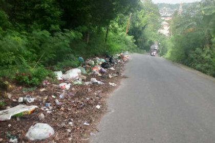 Kondisi jalan utama Kelurahan Majene yag dipenuhi sampah. Sumber:kilassulbar.id