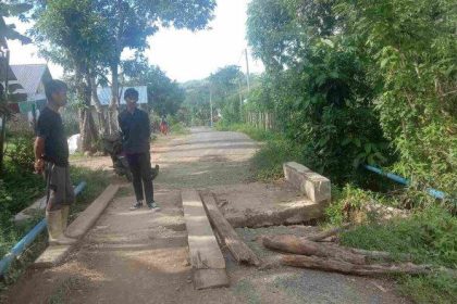 Kondisi jembatan di Desa Bualemo. Sumber:tribun-timur.com.
