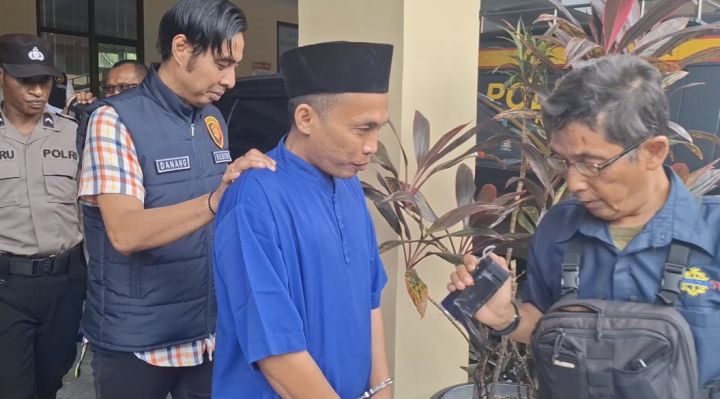Tersangka korupsi ADD mantan Kades Kedungbokor, Kecamatan Larangan, Kabupaten Brebes, Jawa Tengah. Sumber foto : MetroTV