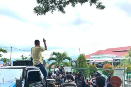Puluhan warga Desa Yaba melakukan demonstrasi di depan Kantor Kejari Halsel. Sumber : TribunTernate.com