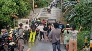 Puluhan pengendara mengalami kemacetan akibat banjir. Sumber : tribunternate.com