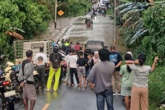 Puluhan pengendara mengalami kemacetan akibat banjir. Sumber : tribunternate.com