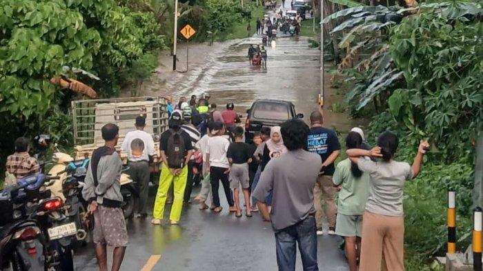 Puluhan pengendara mengalami kemacetan akibat banjir. Sumber : tribunternate.com