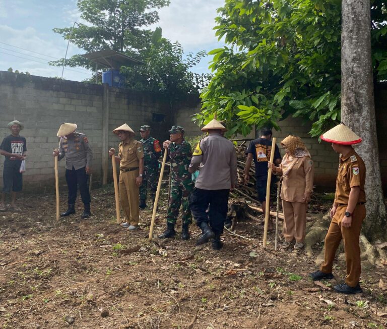 Proses penanaman jagung serentak di lahan pekarangan. Sumber: rri.co.id