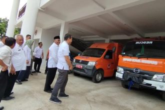 Bupati Kudus terpilih Sam'ani Intakoris didampingi Kalakhar BPBD Kudus Mundir saat meninjau armada milik BPBD Kudus Jawa Tengah. Sumber foto : Antara