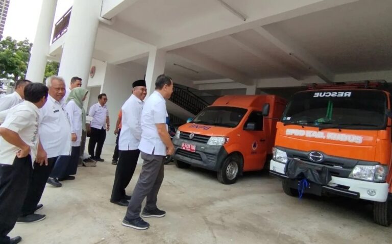 Bupati Kudus terpilih Sam'ani Intakoris didampingi Kalakhar BPBD Kudus Mundir saat meninjau armada milik BPBD Kudus Jawa Tengah. Sumber foto : Antara