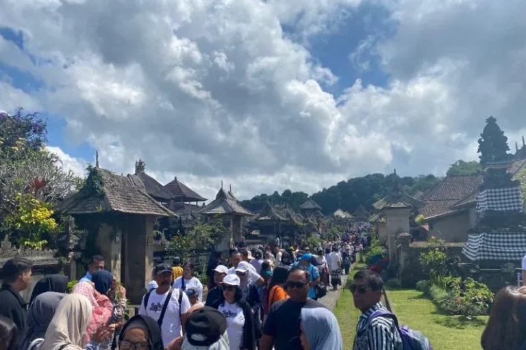 Kondisi Desa Wisata Penglipuran saat dipadati pengunjung, Sumber: Desa Wisata Penglipuran