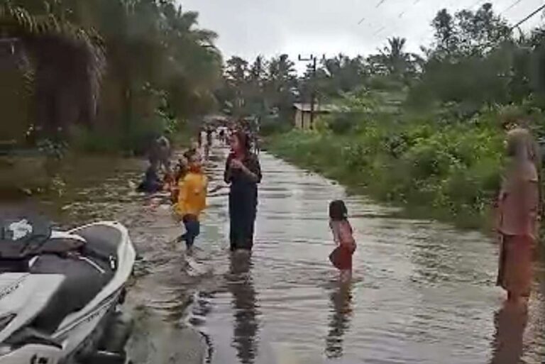 Kondisi Banjir di ruas jalan Desa Banyuasin. Rri.co.id