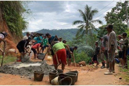 Kerja bakti warga Desa Terasa saat memperbaiki jalan yang rusak. Sumber: tribunsinjai.com