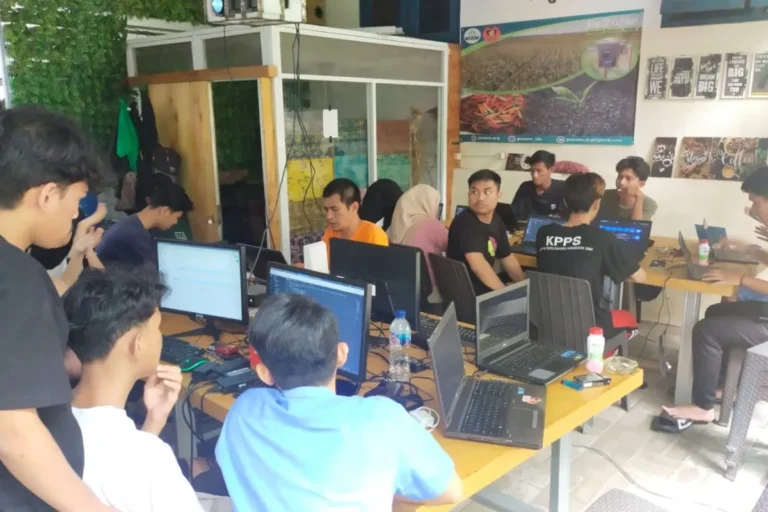 Pembelajaran di Desa Bulakan, kecamatan Belik, Kabupaten Pemalang, yang menjadi proyek percontohan untuk merealisasikan desa cerdas berbasis teknologi. Sumber foto : Antara