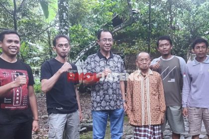 Pj Bupati Banjarnegara (celana biru) bersama petani durian di Desa Gembongan Kecamatan Sigaluh. Sumber foto : Rmol Jateng