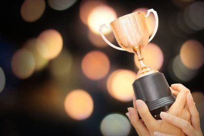 Ilustrasi terima penghargaan, Sumber: Istock