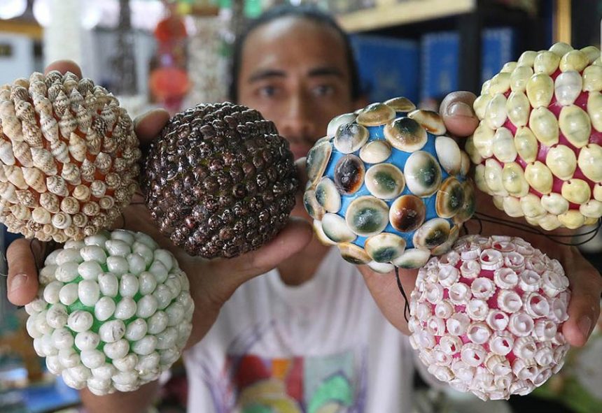 Kerajinan Kerang Khas Desa Serangan Denpasar. Sumber: Dokumentasi I Made Kanan Jaya.