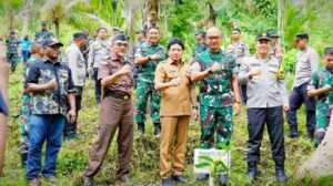 Pangdam XV/Pattimura Mayjen TNI Putranto Gatot Sri Handoyo, bersama Forkopimda Provinsi Maluku saat menanam pohon di Dusun Kampung Baru. Sumber : tribunambon.com