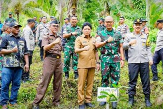 Pangdam XV/Pattimura Mayjen TNI Putranto Gatot Sri Handoyo, bersama Forkopimda Provinsi Maluku saat menanam pohon di Dusun Kampung Baru. Sumber : tribunambon.com