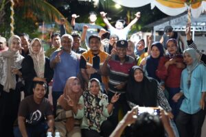 Warga Gambesi bersama Anggota DPRD Maluku Utara, Iswanto. Sumber : rri.co.id