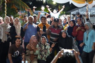 Warga Gambesi bersama Anggota DPRD Maluku Utara, Iswanto. Sumber : rri.co.id