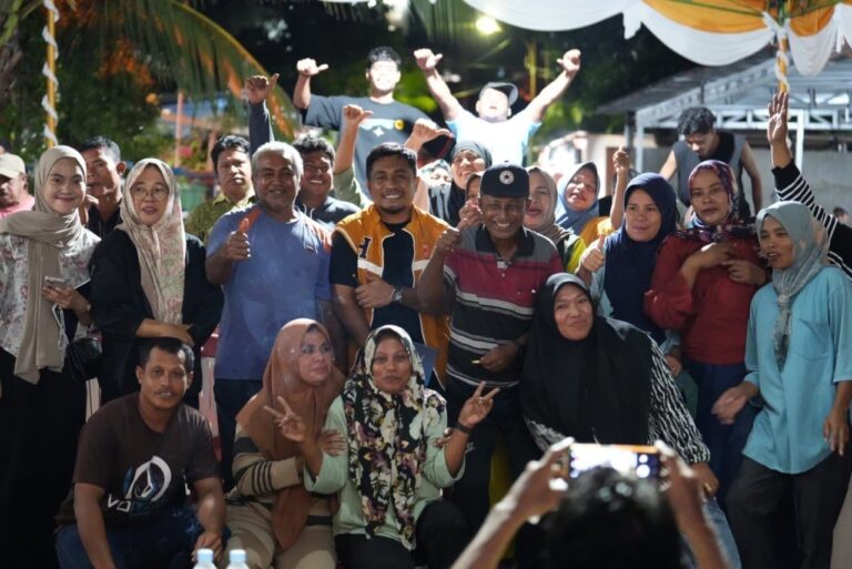 Warga Gambesi bersama Anggota DPRD Maluku Utara, Iswanto. Sumber : rri.co.id