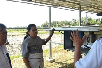 Kepala Desa Krandegan Meninjau Alat Guna Menunjang Desa Krandegan Digital. Sumber: Dokumentasi Pemerintah Desa Krandegan.