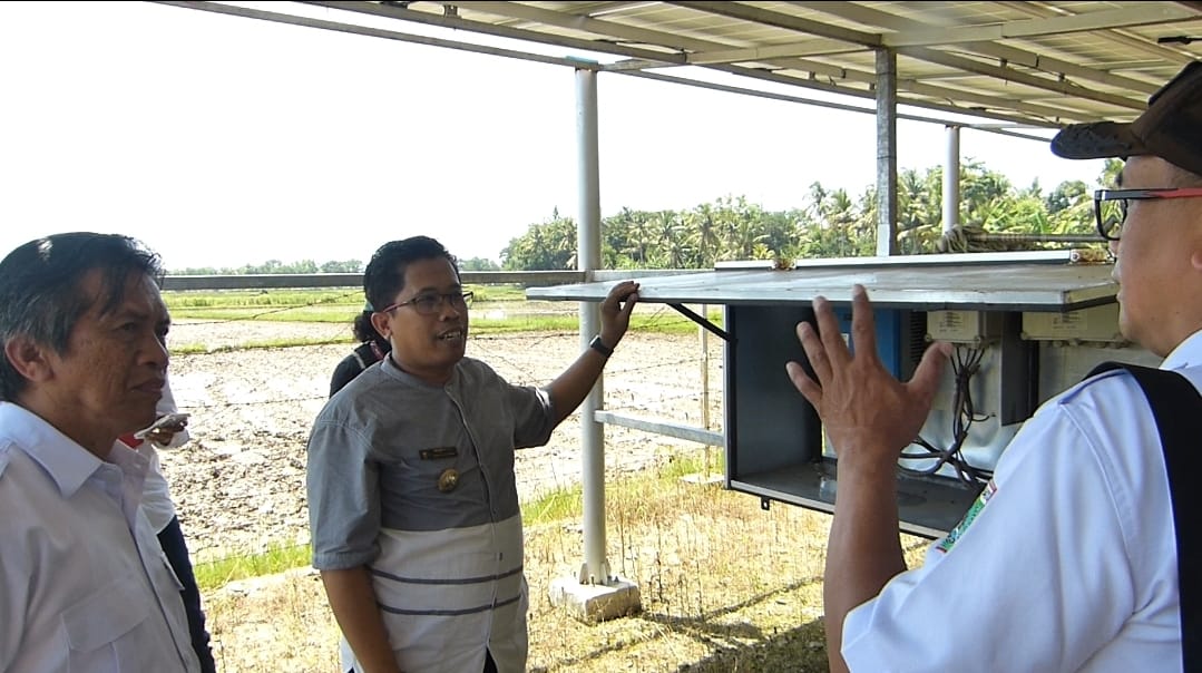 Kepala Desa Krandegan Meninjau Alat Guna Menunjang Desa Krandegan Digital. Sumber: Dokumentasi Pemerintah Desa Krandegan.