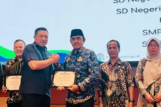 Pemerintah Desa Babakankaret, Kecamatan Cianjur, mendapatkan penghargaan dari BPOM pada kegiatan yang dilaksanakan di Bandung. Sumber: Pemdes Babakan