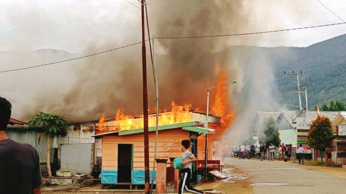 Kondisi kios milik warga Desa Fayafli terbakar. Sumber ; tribunternate.com