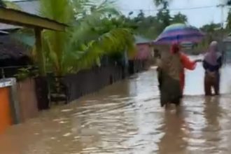 Banjir merendam pemukiman warga di Desa Doro. Sumber : haliyora.id