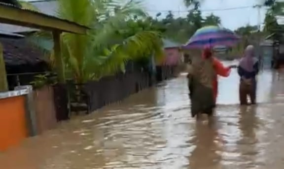 Banjir merendam pemukiman warga di Desa Doro. Sumber : haliyora.id