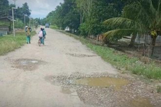 Kerusakan jalan di Negeri Seti dan Desa Administratif Wailoping. Sumber ; tribunambon.com