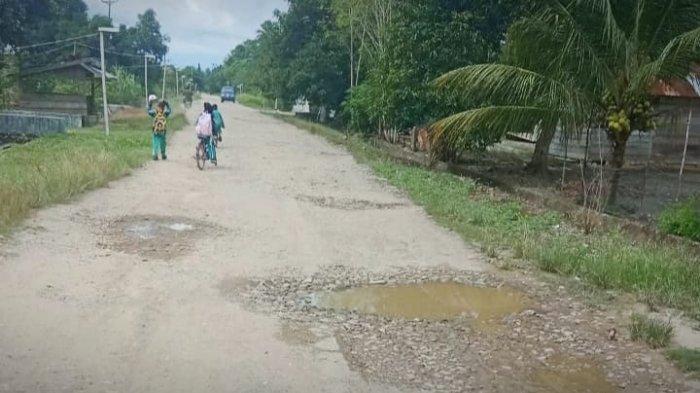 Kerusakan jalan di Negeri Seti dan Desa Administratif Wailoping. Sumber ; tribunambon.com