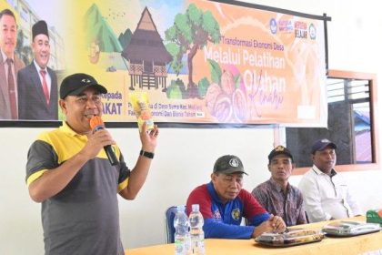 Dekan FEB Unkhair Ternate Muhsin N. Bailussy saat sambutan pada program Desa Binaan di Desa Suma Sumber ; tribunternate.com