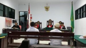 Dua terdakwa dalam perkara korupsi pembangunan DAM Parit di Desa Sariputih. Sumber ; tribunambon.com